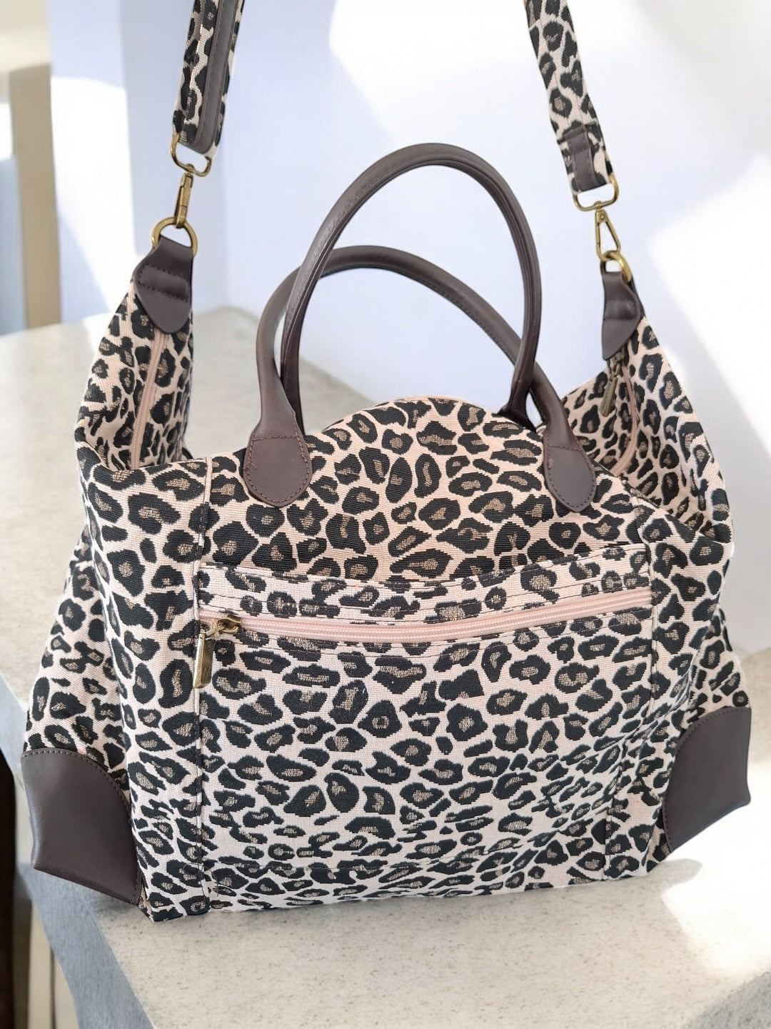 Grand sac porté épaule imprimé léopard camel noir