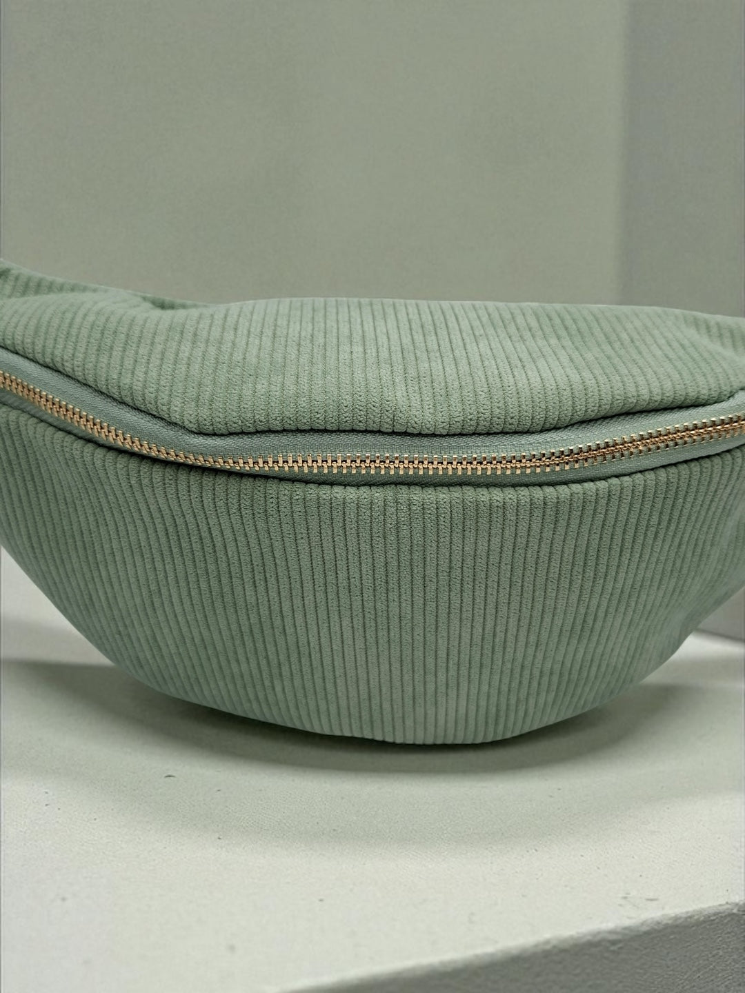 Sac banane velours cotelé vert d’eau