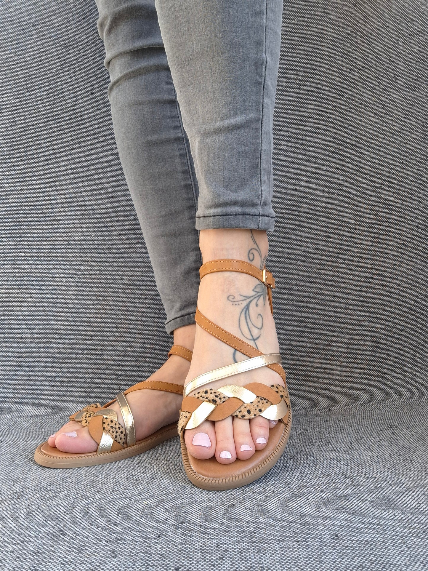Chaussures sandales à brides marron et doré avec un design léopard