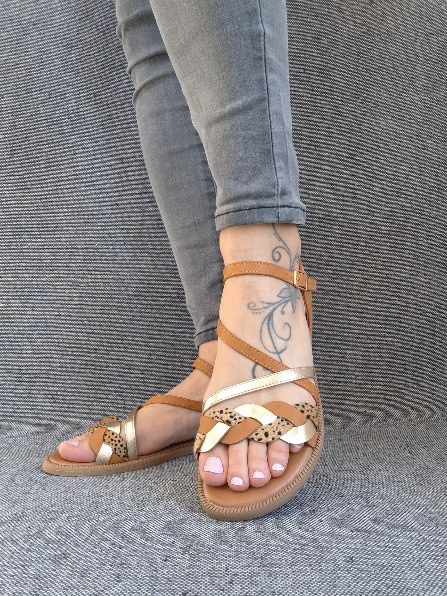 Chaussures sandales à brides marron et doré avec un design léopard