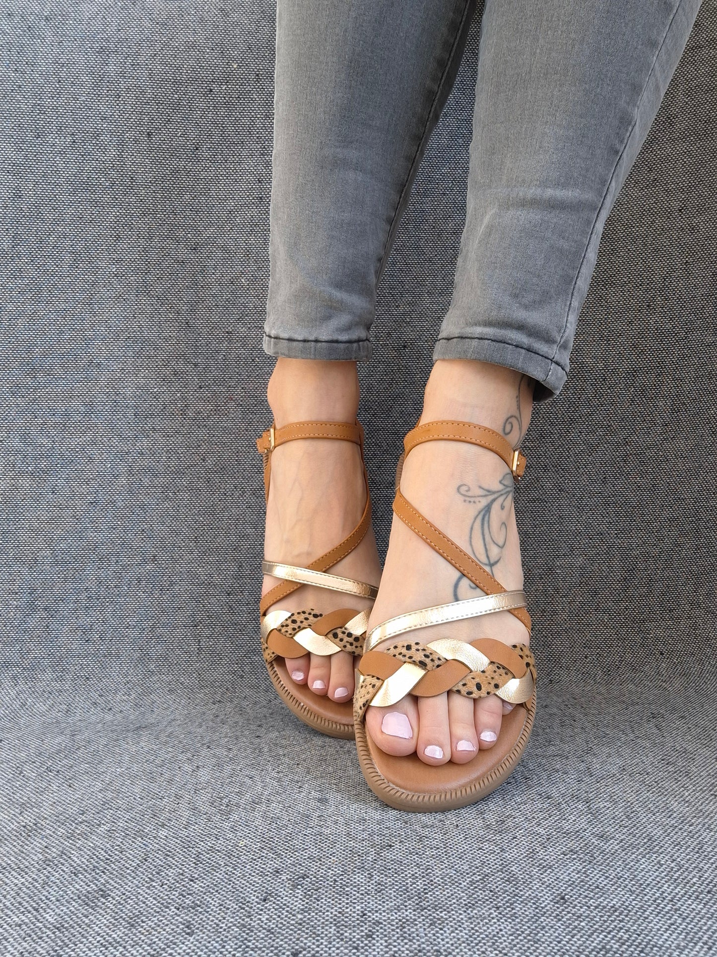 Chaussures sandales à brides marron et doré avec un design léopard