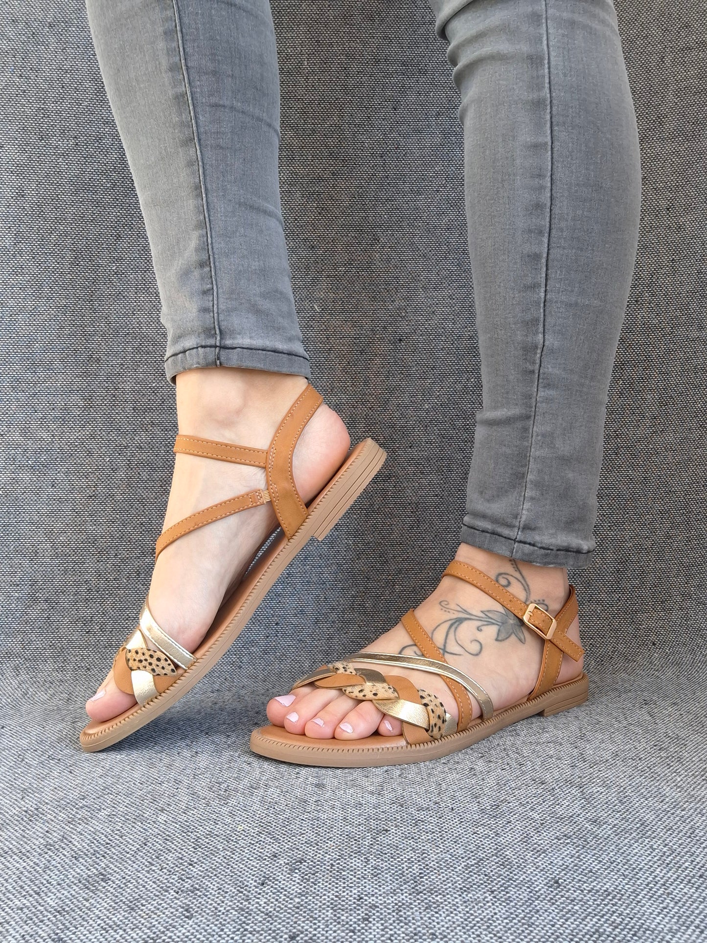 Chaussures sandales à brides marron et doré avec un design léopard
