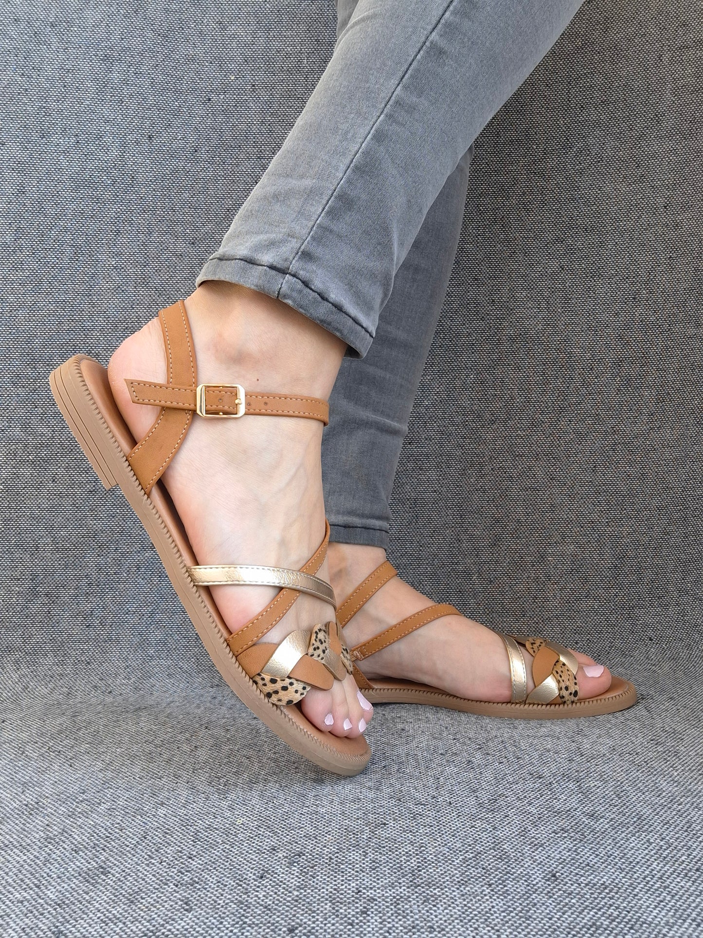 Chaussures sandales à brides marron et doré avec un design léopard