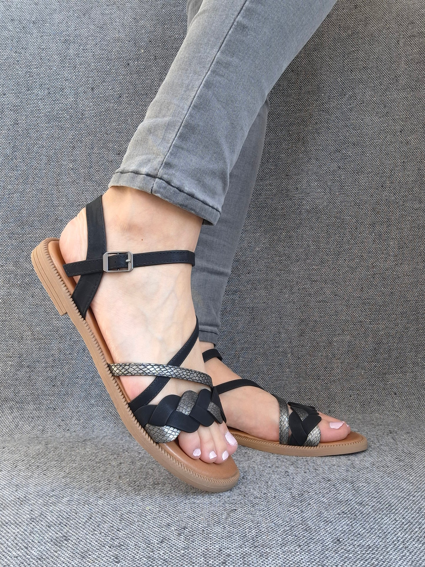 Chaussures sandales à brides noir mat argenté et un design effet serpent