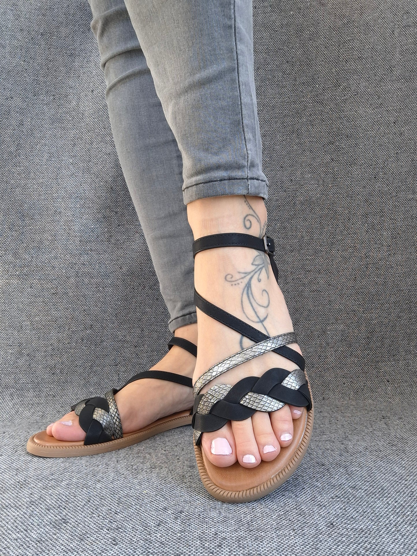 Chaussures sandales à brides noir mat argenté et un design effet serpent