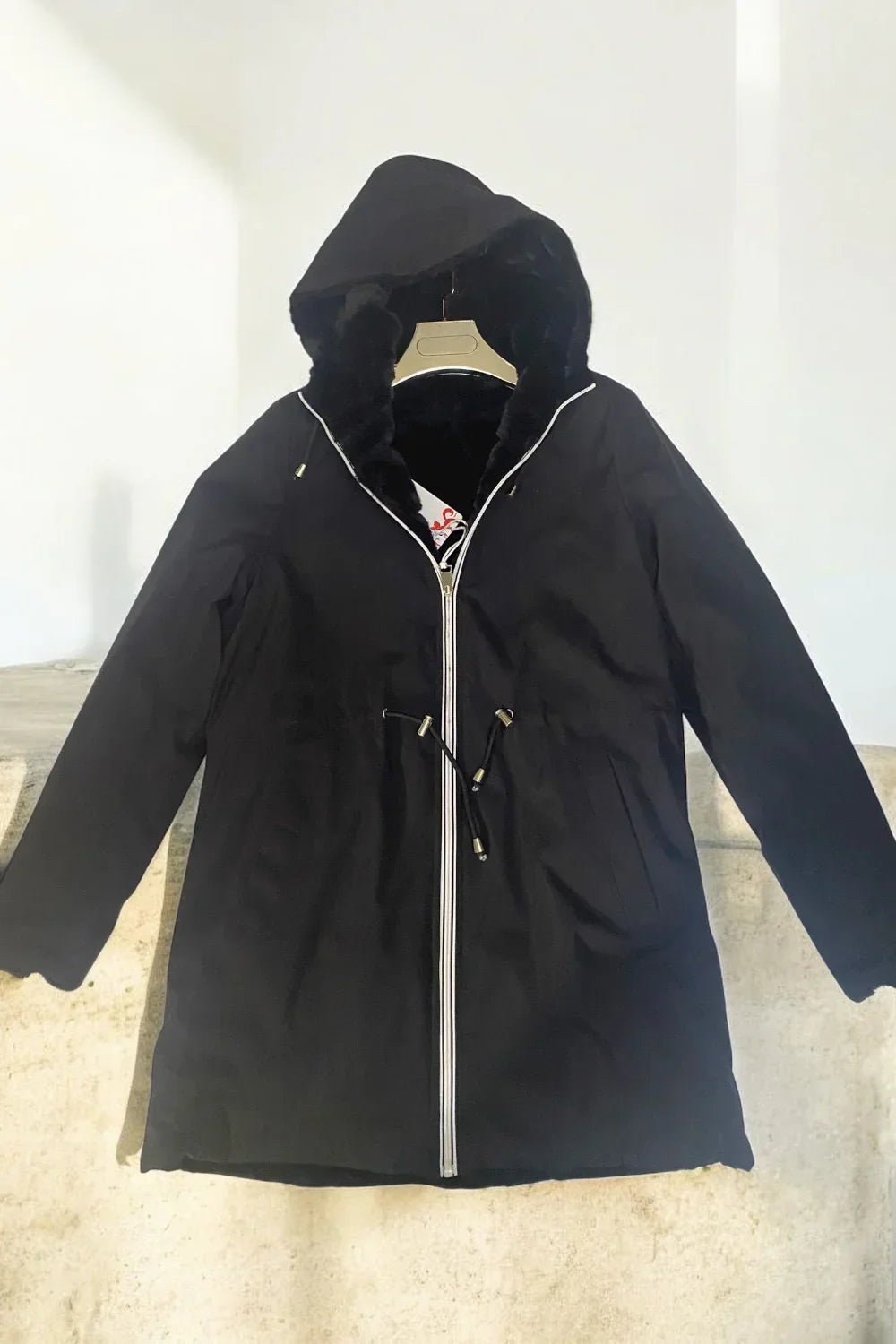 New Lolo - Manteau long noir réversible imperméable fourré fausse fourrure avec un cordon de resserrage à la taille