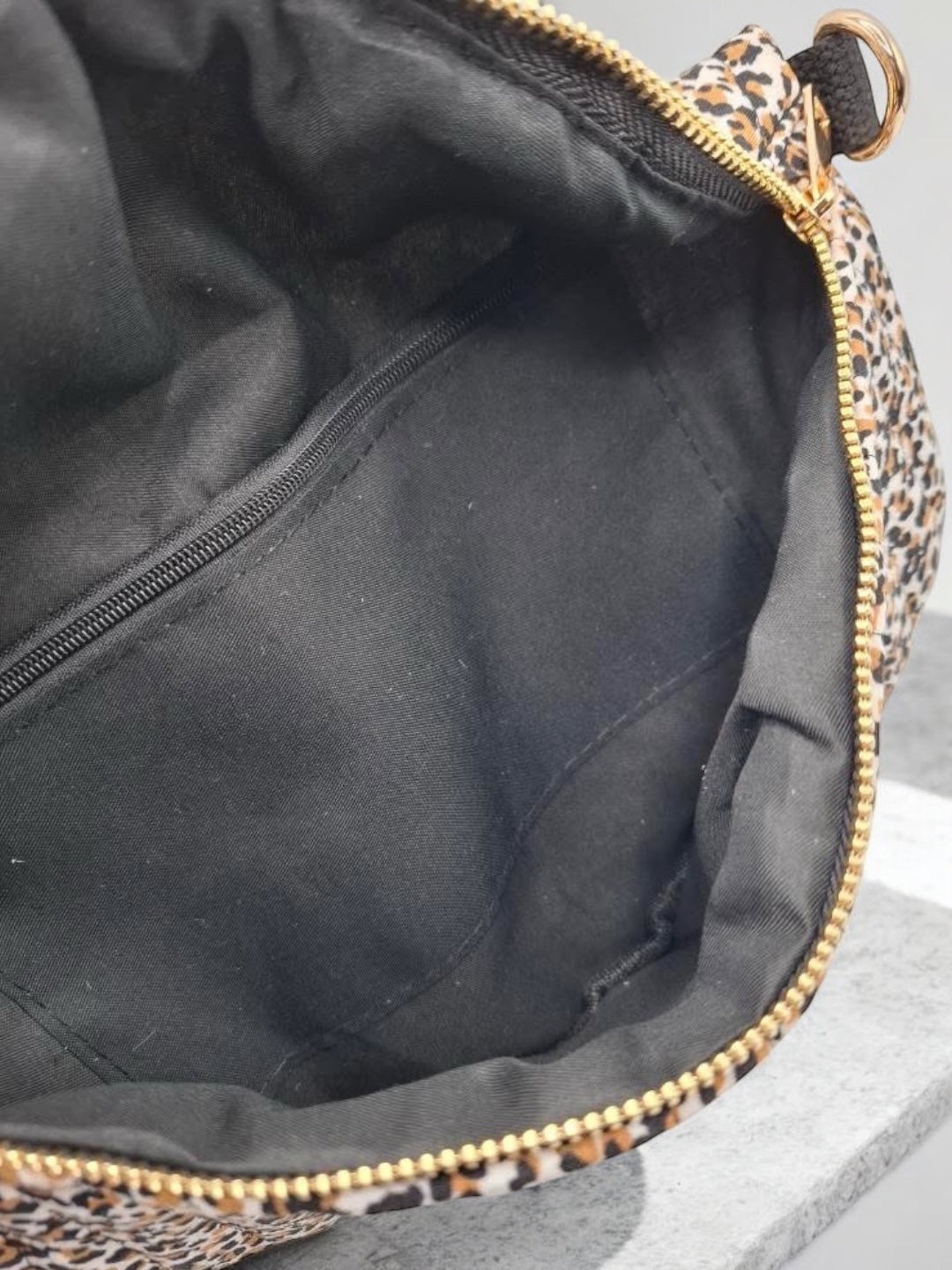 Sac banane beige motifs léopard matelassé en coton