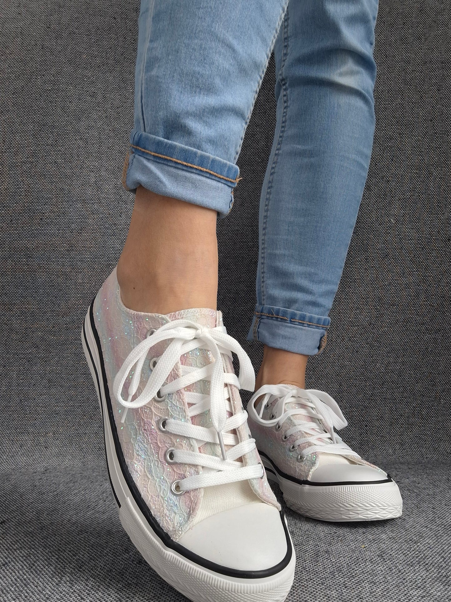 Chaussures baskets basses en tissu dentelé avec reflets irisés multicolores style converse