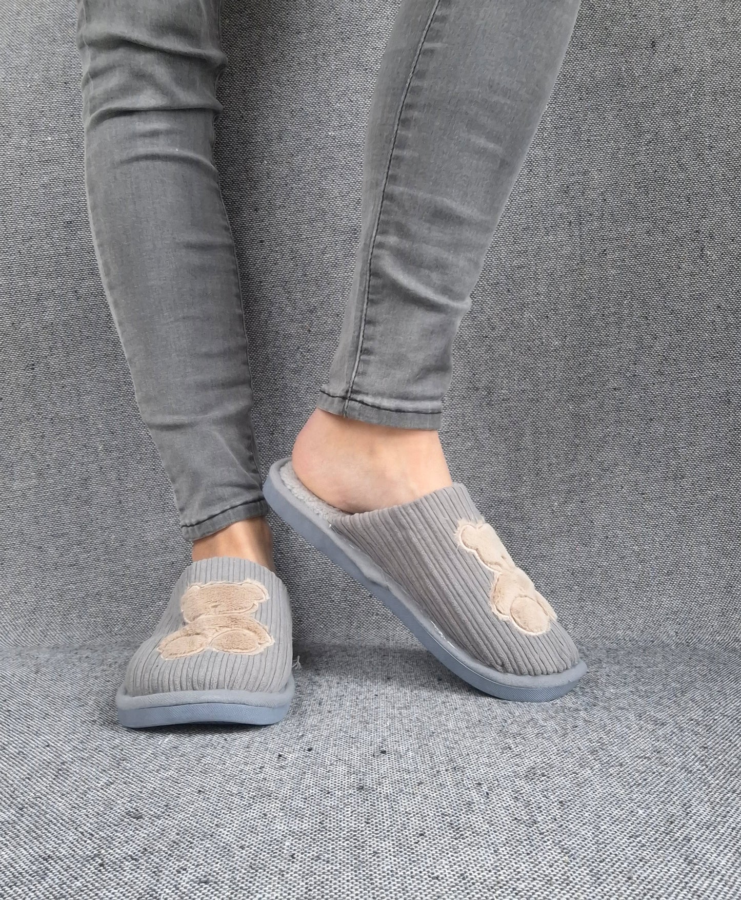 Chaussons fourrés gris en tissu avec motif ours beige