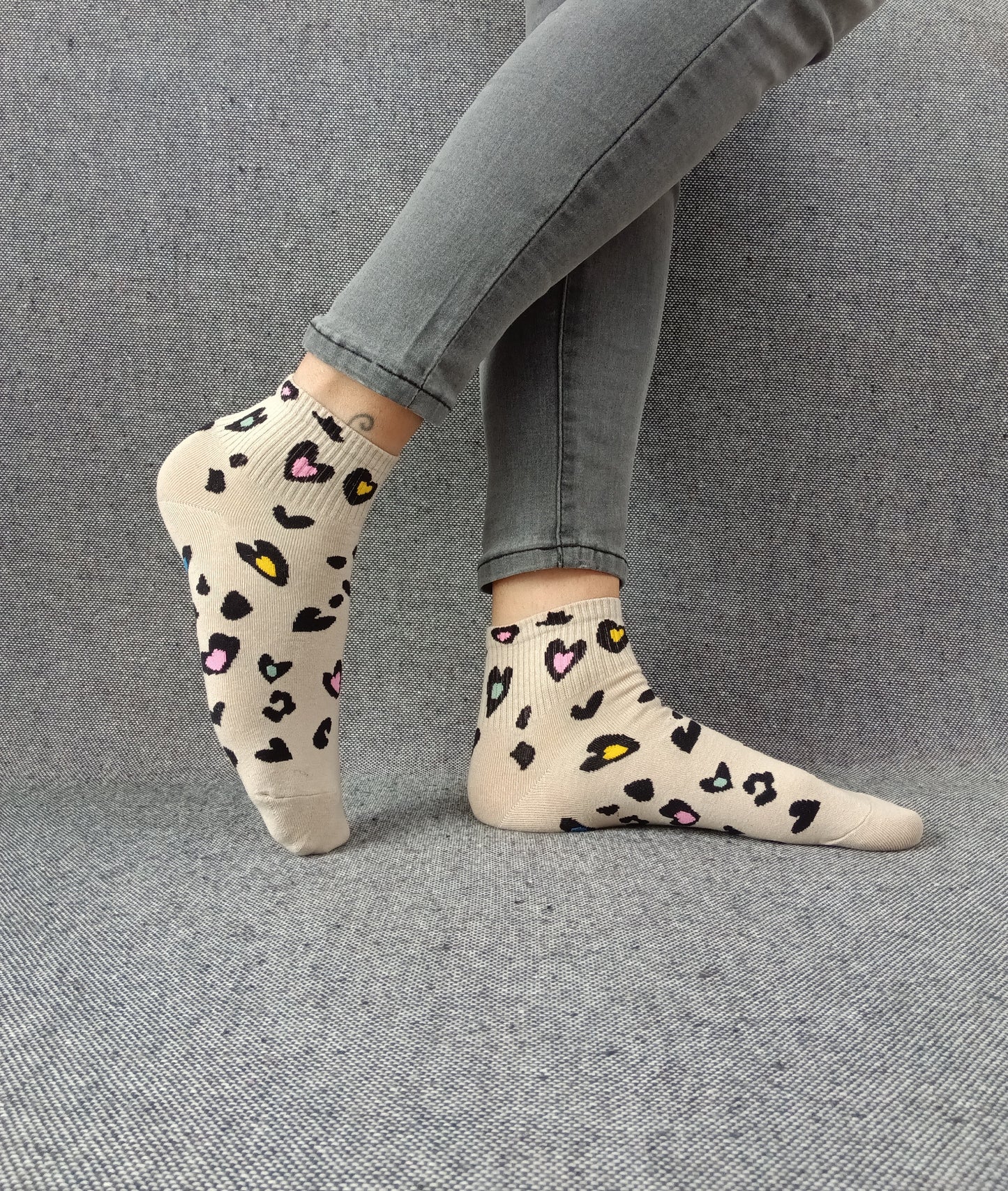 Paire de chaussettes beige en coton à motifs coeurs colorés