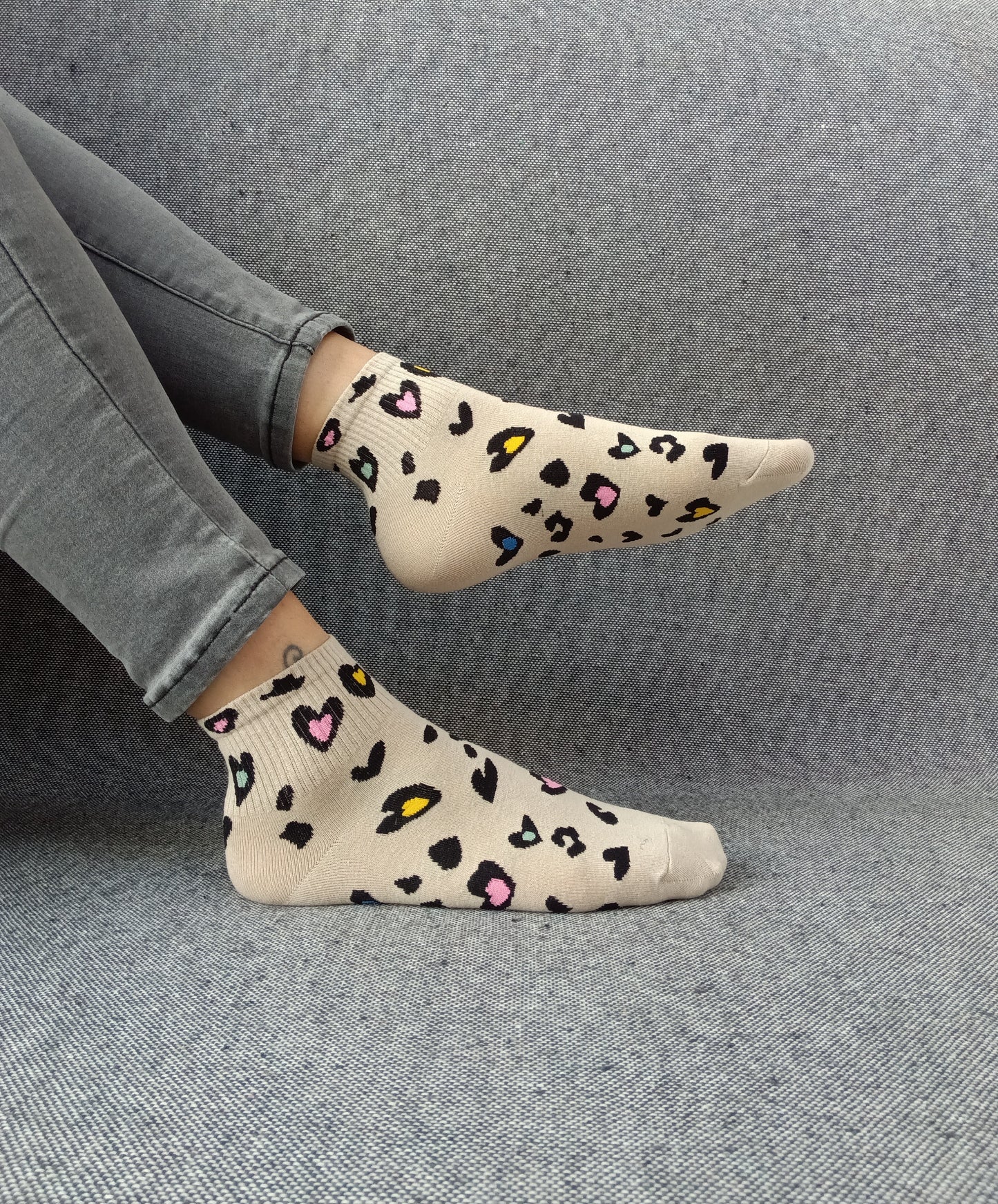 Paire de chaussettes beige en coton à motifs coeurs colorés