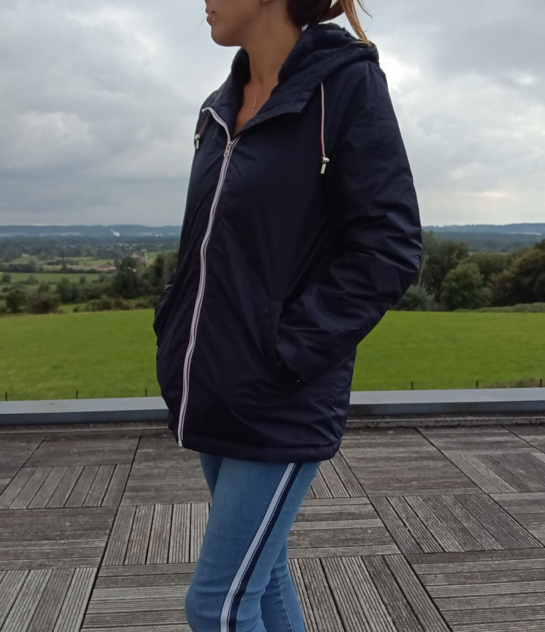 Laura Jo - Imperméable mi long doublé en fausse fourrure cordon tricolore couleur bleu marine