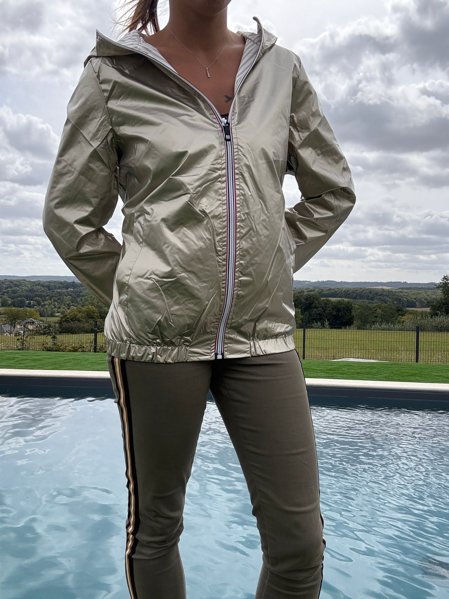 New Lolo - Manteau court mi fesses léger imperméable réversible doré capuche intérieur marin beige blanc