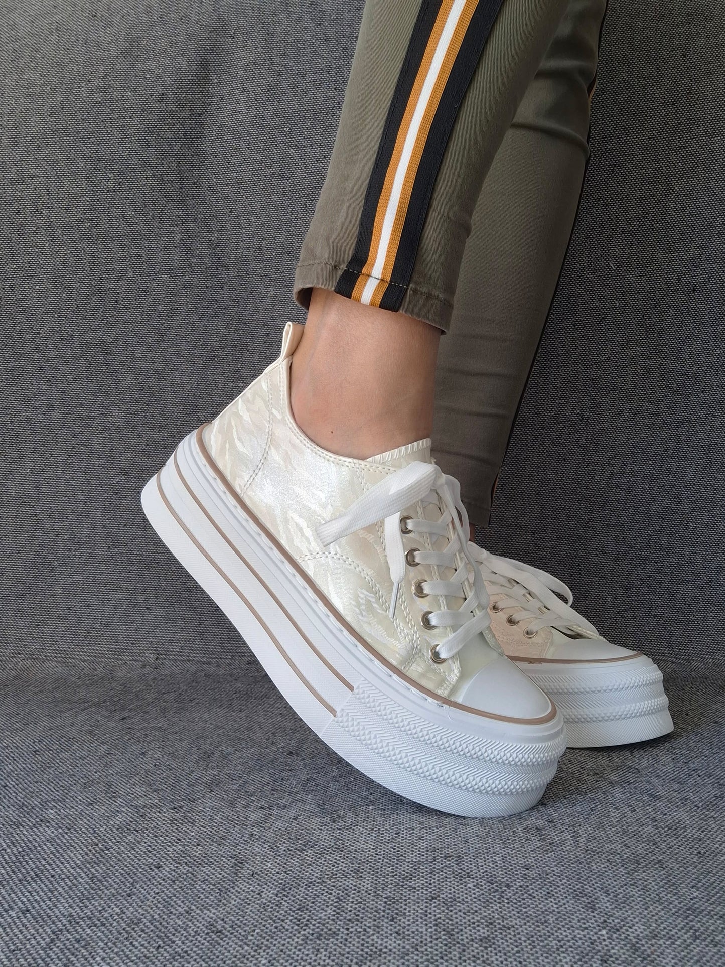 Chaussures baskets basses semelle compensée tissu rigide beige irisé avec motifs zebré style converse plateforme