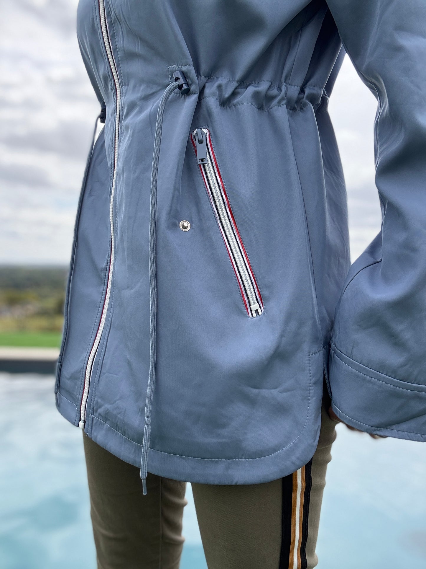 New Lolo - Manteau mi long deperlant léger bleu clair capuche intérieur marin rayé bleu clair blanc