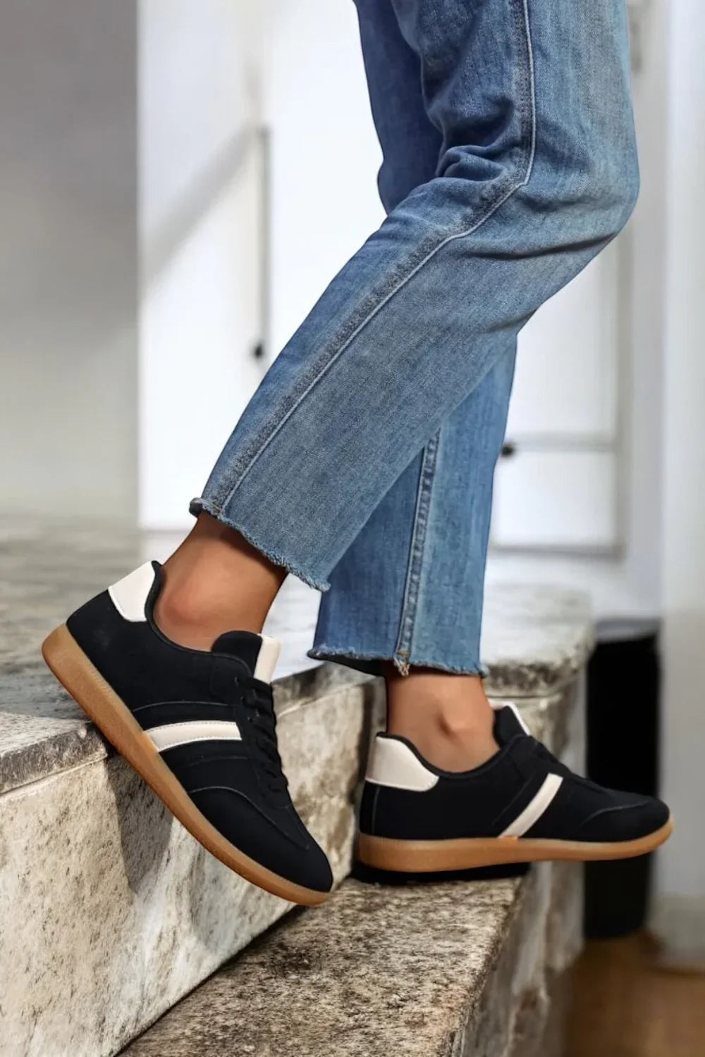 Chaussures baskets basses noires avec bande blanche type sneakers campus