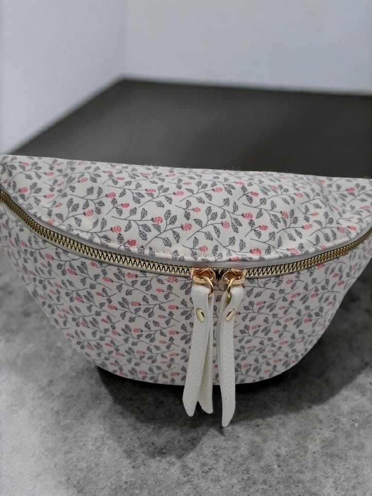 Sac banane en tissu coton liberty blanc motif floral tons rose et gris