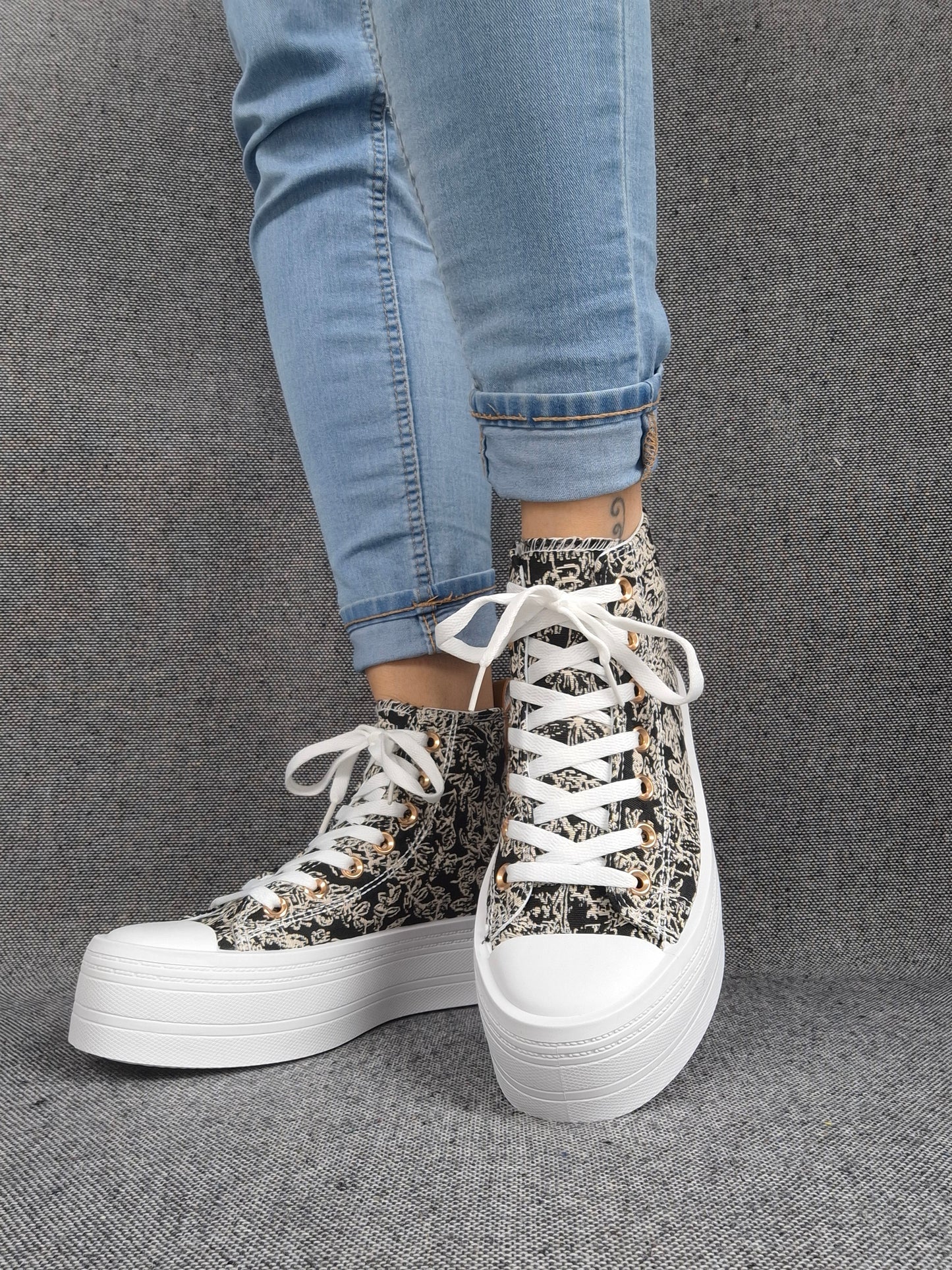 Chaussures baskets hautes en tissu toile noir toile de jouy beige semelles compensées
