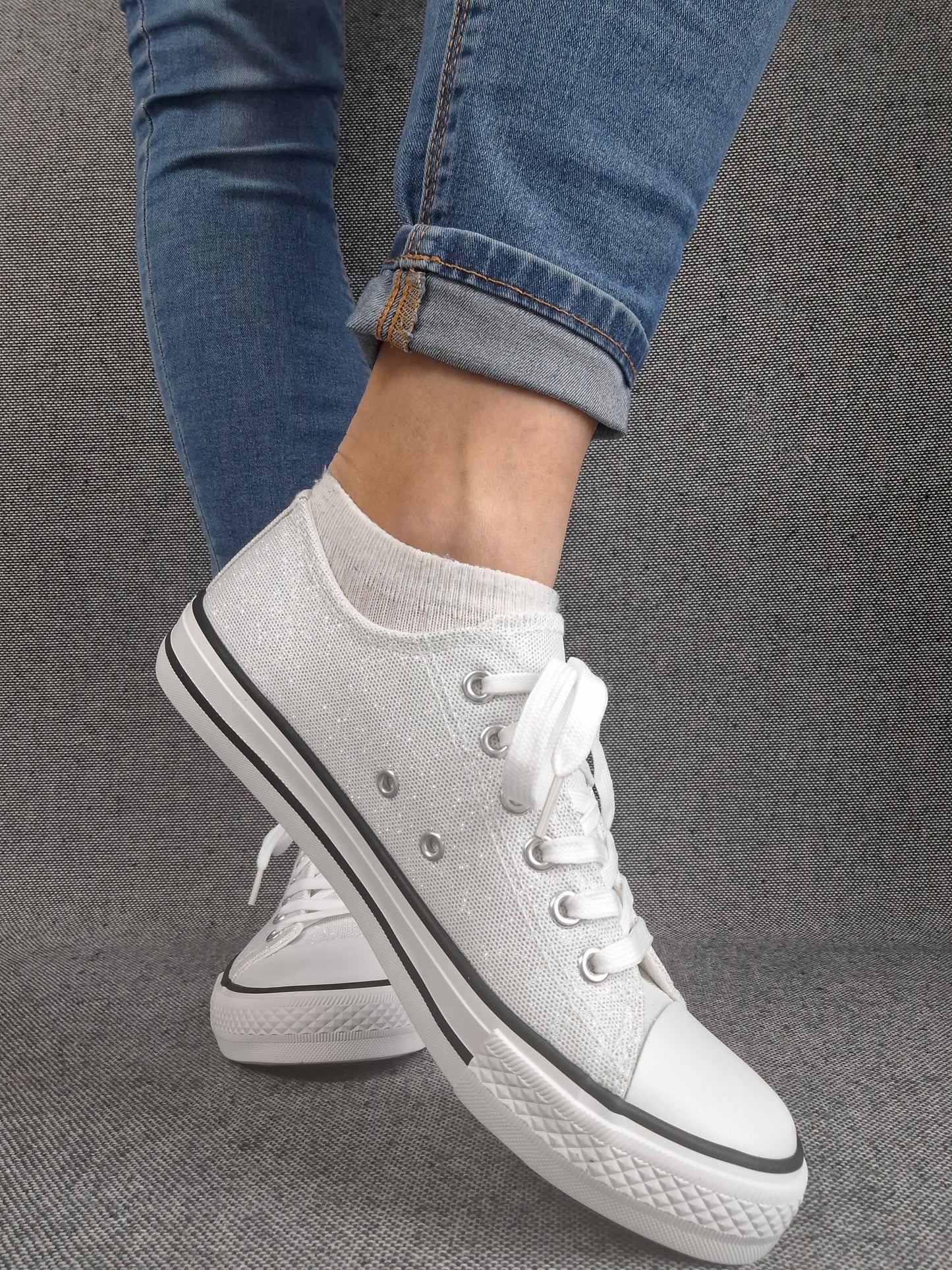 Chaussures baskets basses gris pailleté et blanc style converse