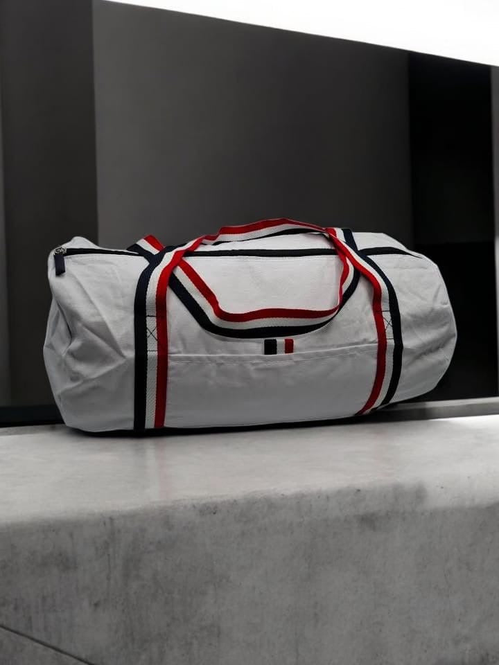 Sac polochon en tissu coton blanc détails rayés tricolores