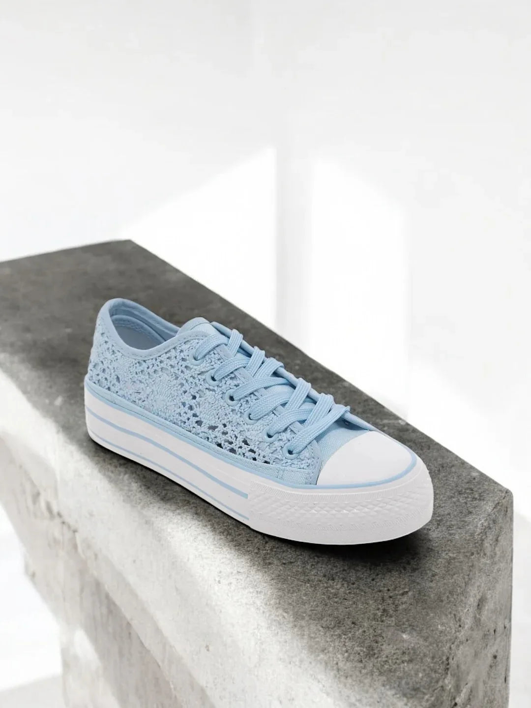 Chaussures baskets basses à dentelle bleu en tissu style converse