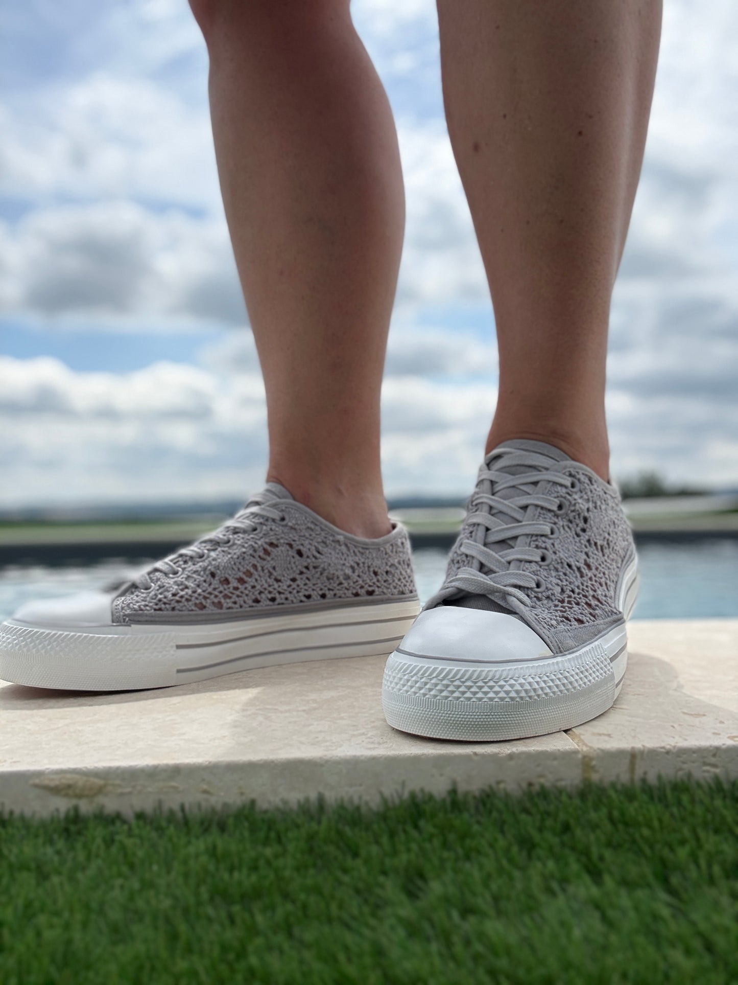 Chaussures baskets basses à dentelle grise en tissu style converse