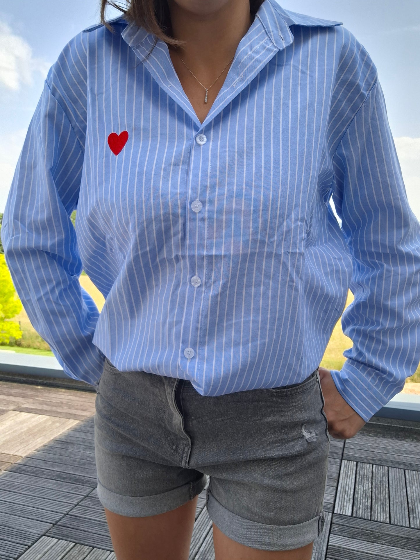 Chemise coton manches longues rayée bleue avec un cœur rouge