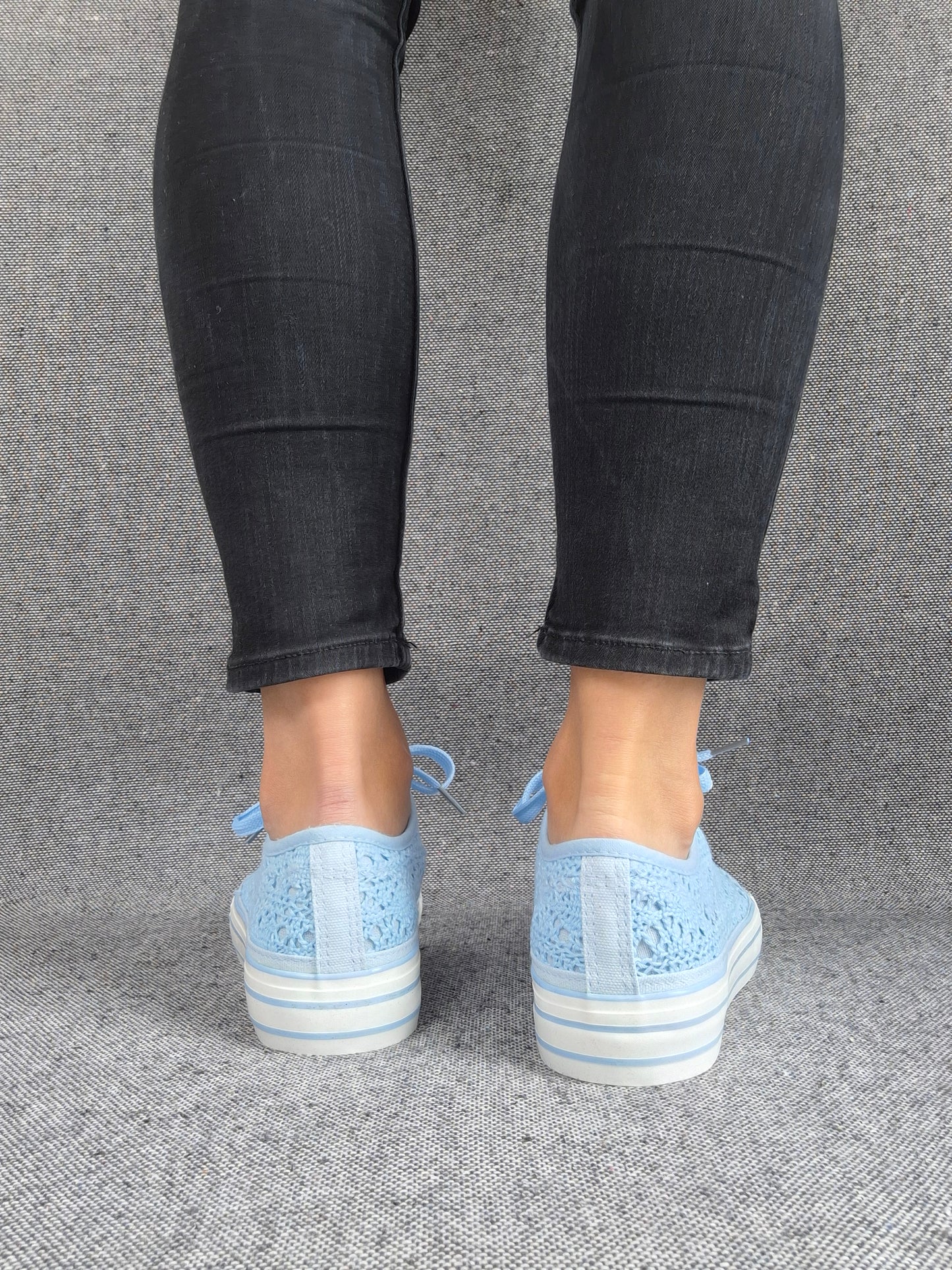 Chaussures baskets basses à dentelle bleu en tissu style converse