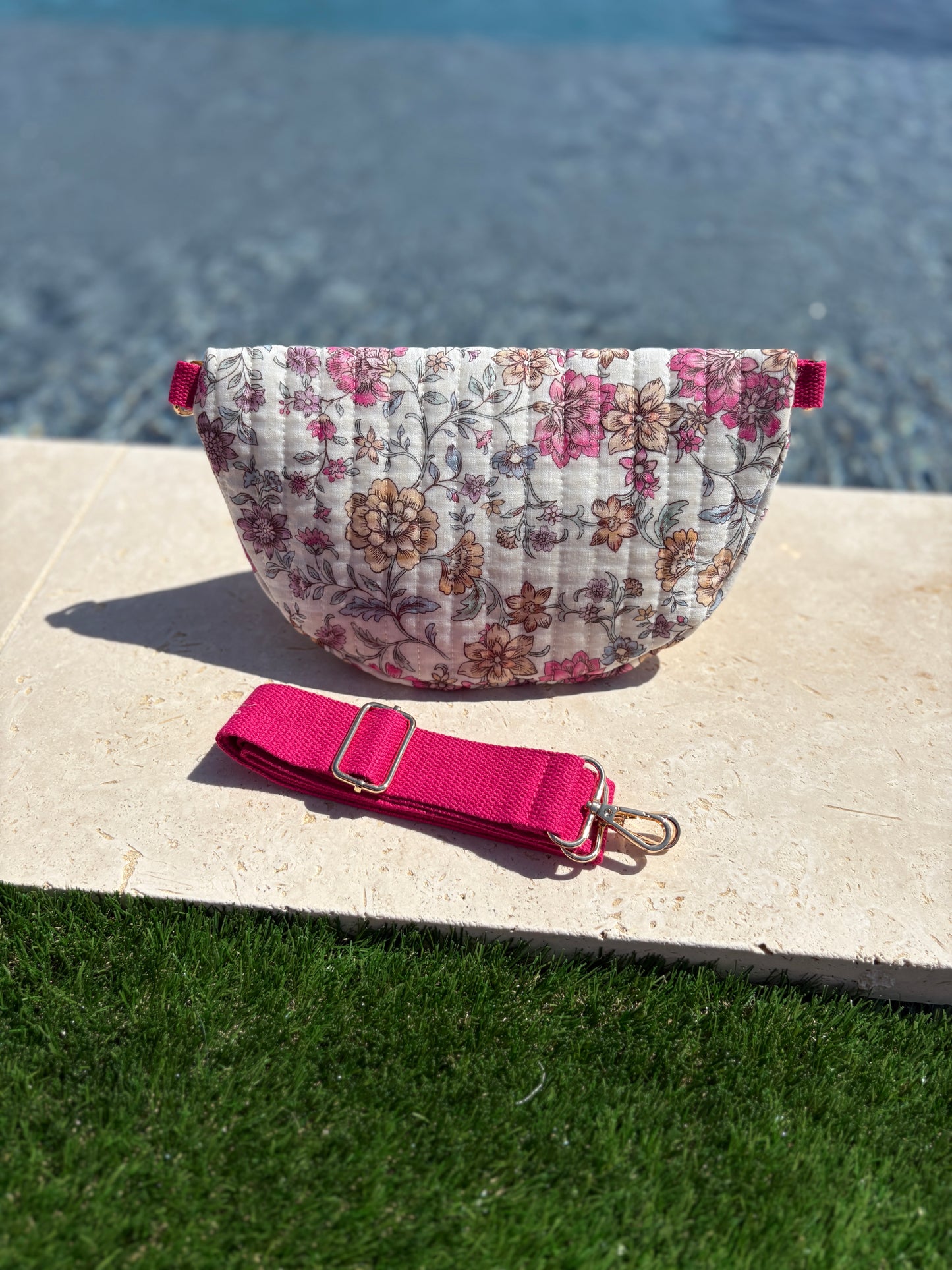 Sac banane en coton matelassé liberty blanc motif floral rose fuschia