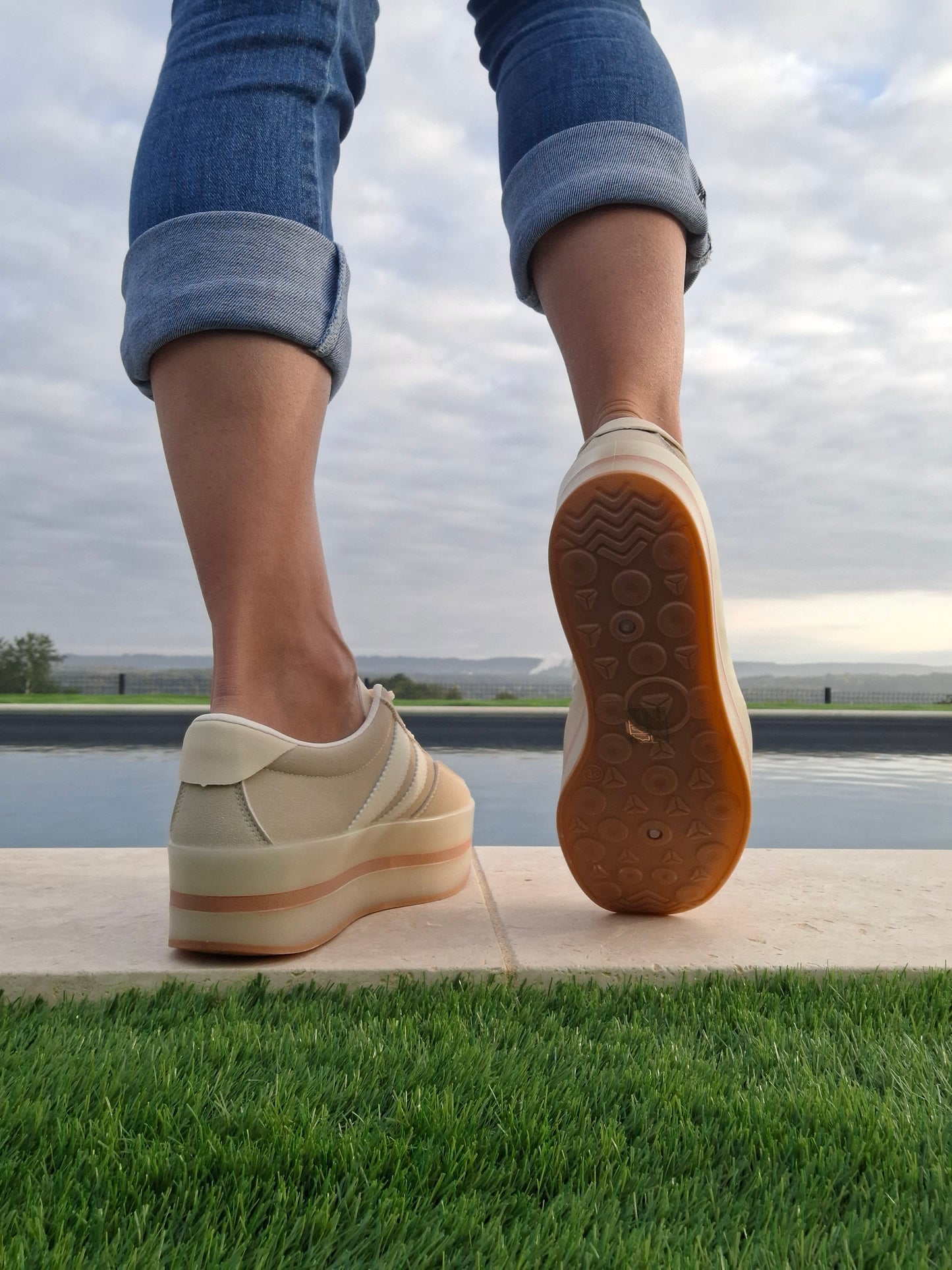 Chaussures baskets basses compensées beige blanc style sneakers campus