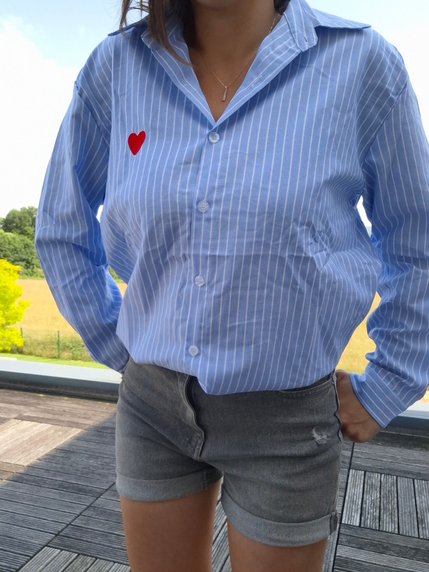Chemise coton manches longues rayée bleue avec un cœur rouge