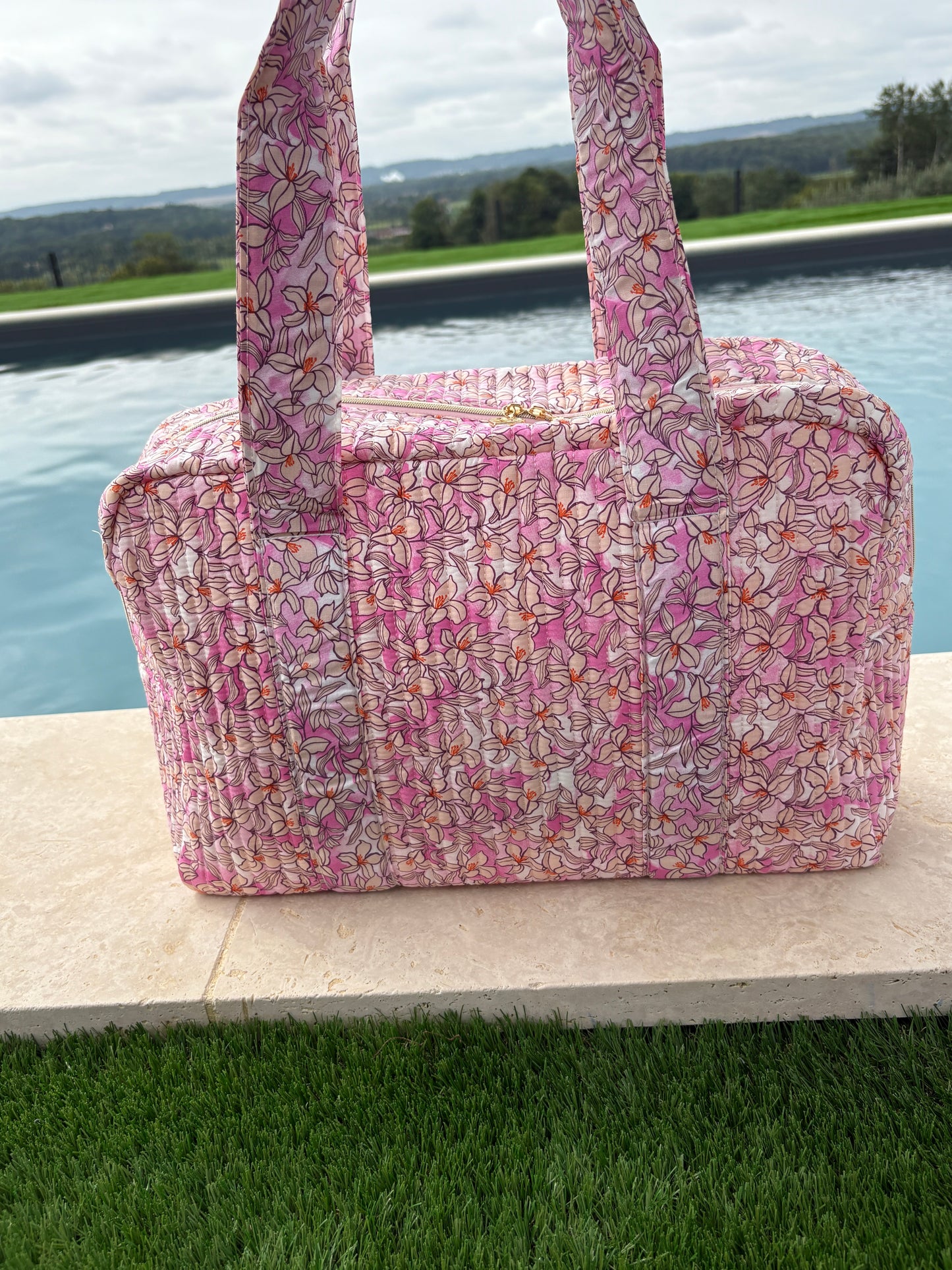 Sac week-end polochon en coton matelassé rose liberty fleuri rose et taupe