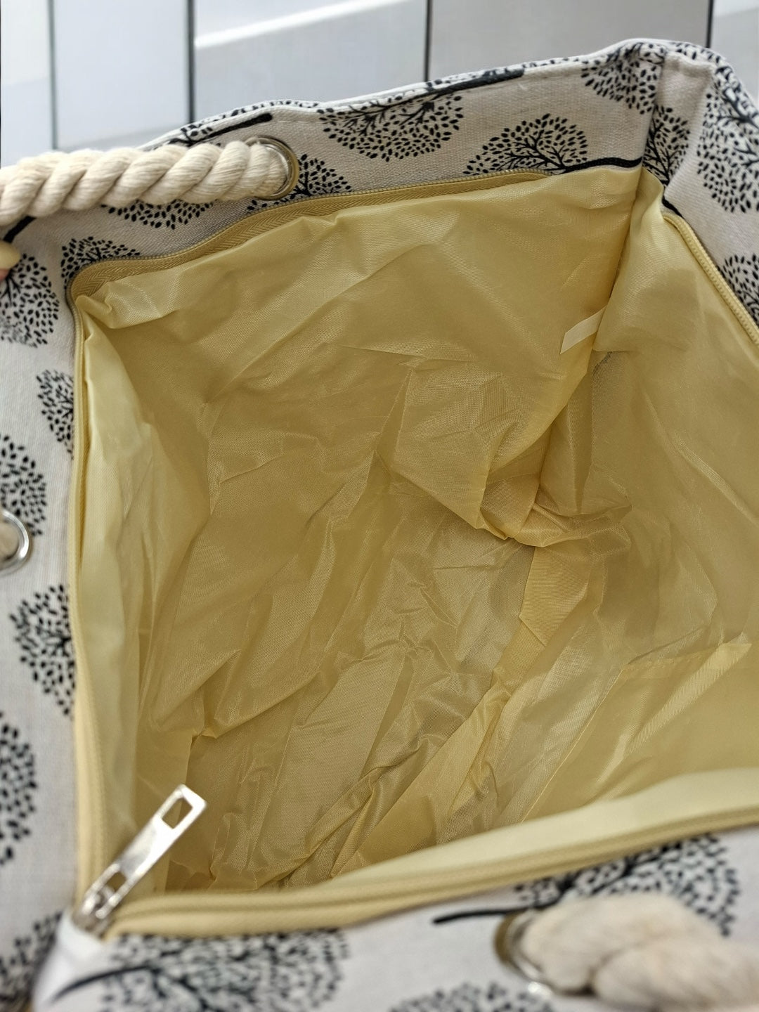 Sac à main de plage porté à l’épaule blanc motifs arbres