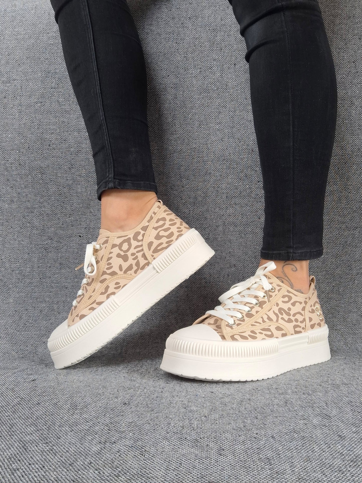 Chaussures baskets à motif léopard marron camel et blanc semelle compensée style converse