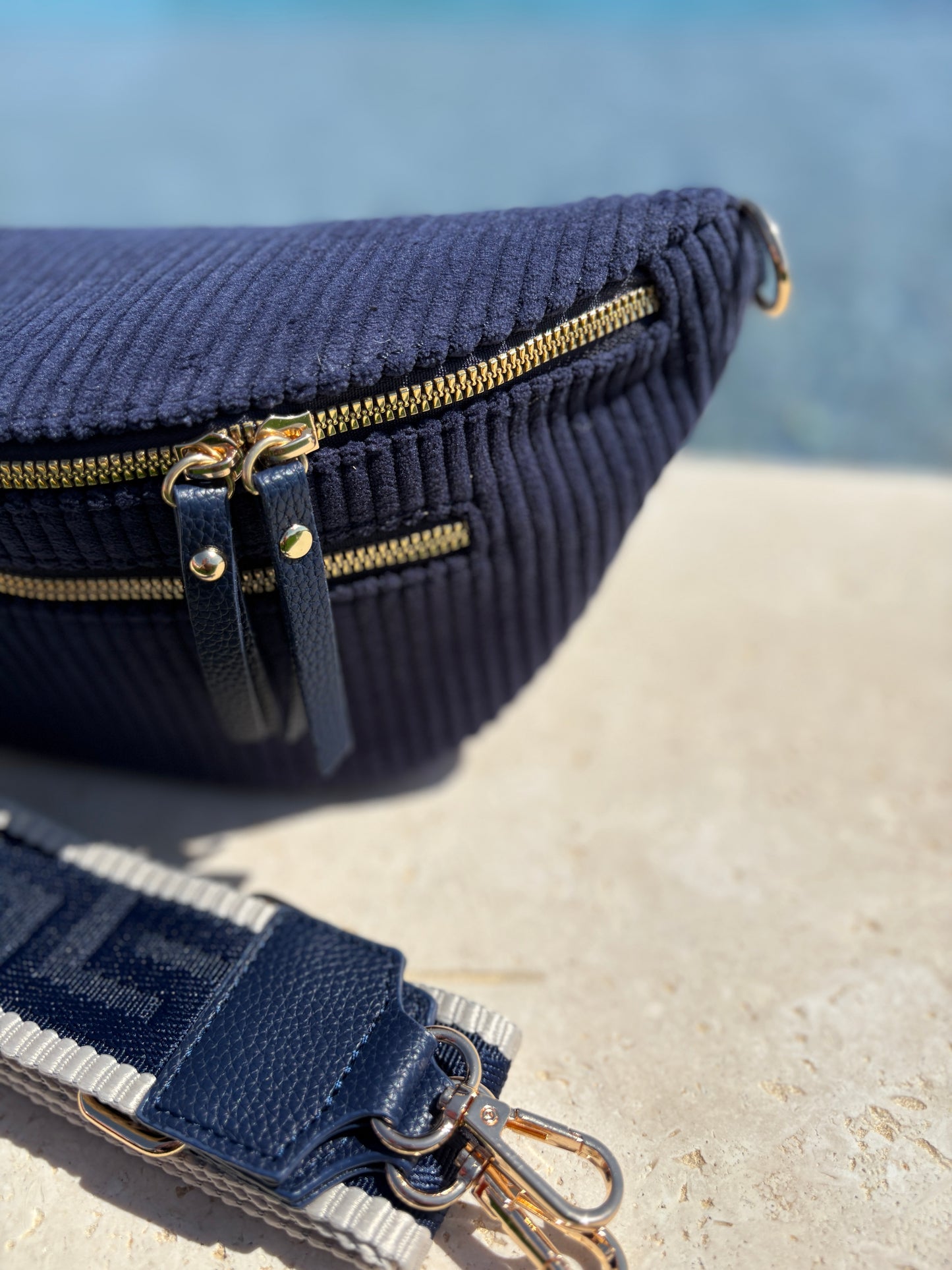 Sac banane velours côtelé 2 poches bleu marine sangle fantaisie