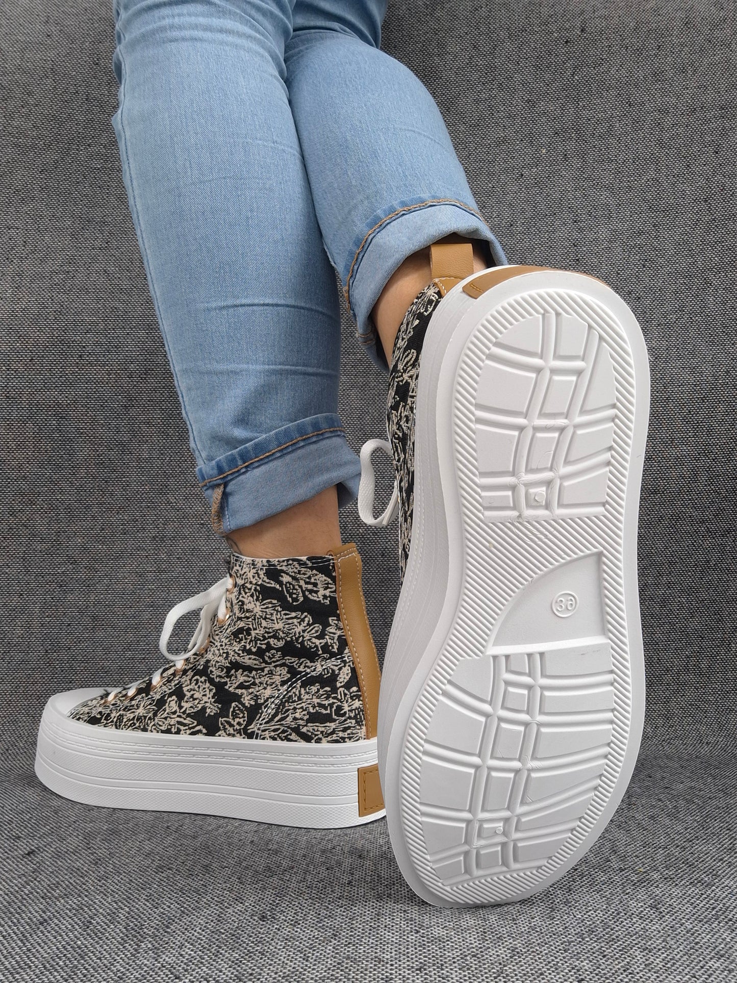 Chaussures baskets hautes en tissu toile noir toile de jouy beige semelles compensées