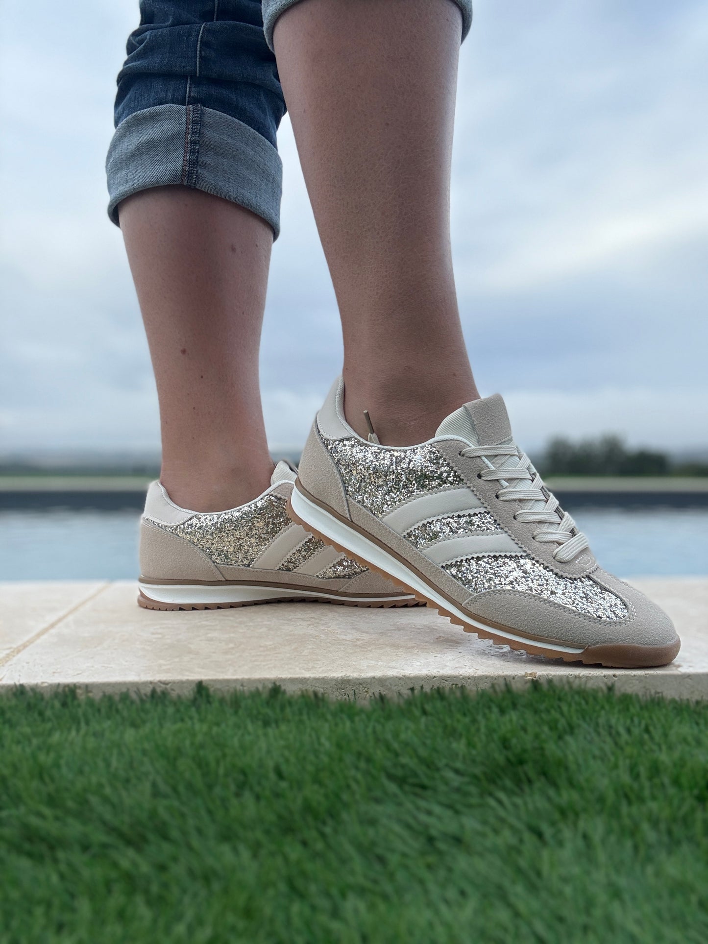 Chaussures baskets basses gris pailleté avec des rayures blanches style sneakers