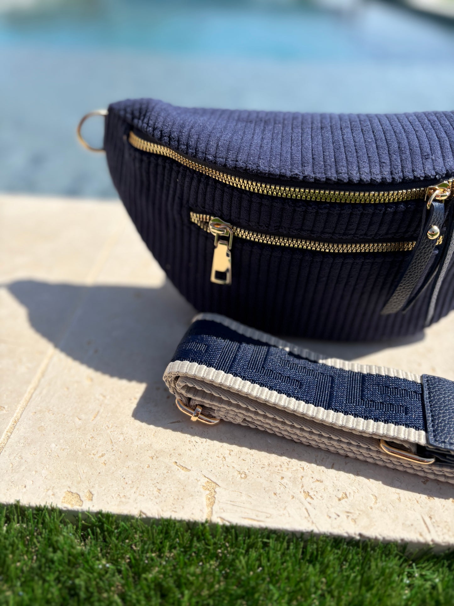 Sac banane velours côtelé 2 poches bleu marine sangle fantaisie