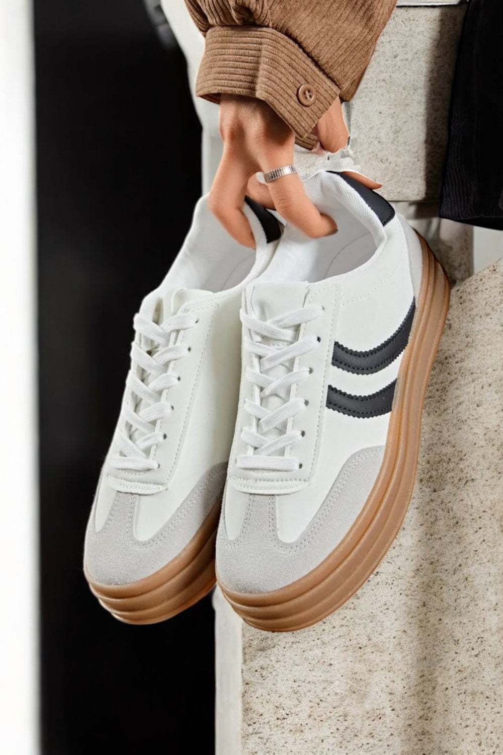 Chaussures baskets blanches légèrement compensée style campus à bandes noires