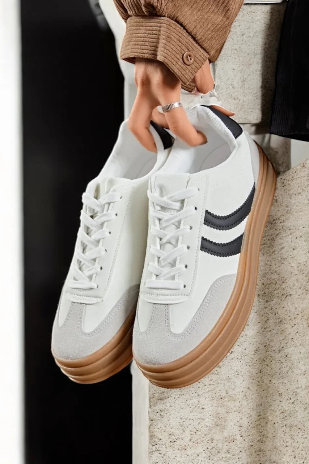 Chaussures baskets blanches légèrement compensée style campus à bandes noires