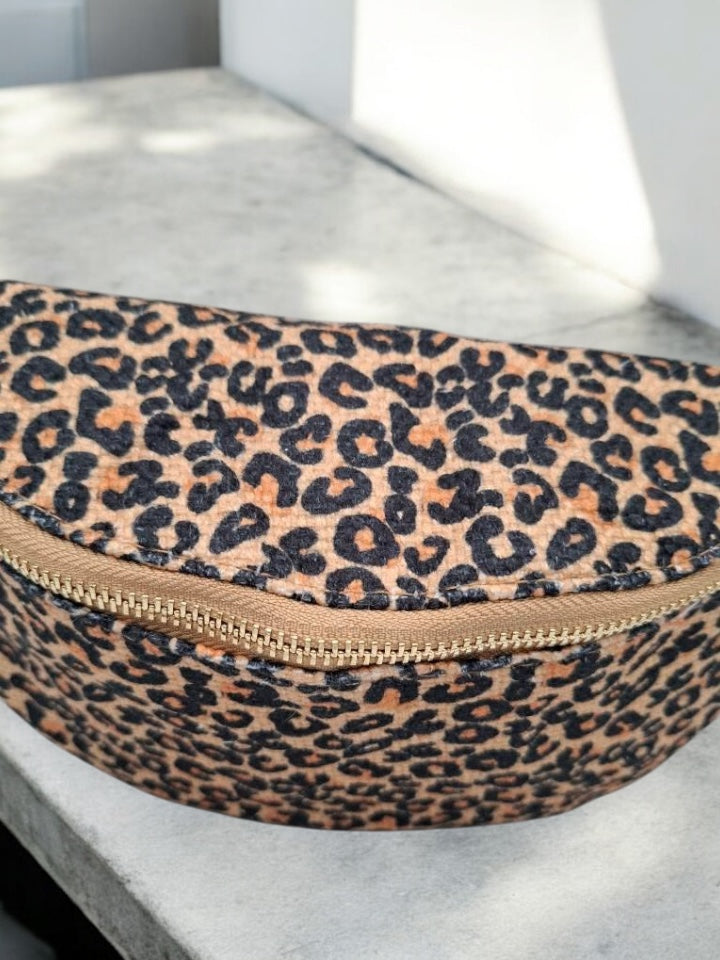Sac banane camel matelassé en coton gaufré motif léopard
