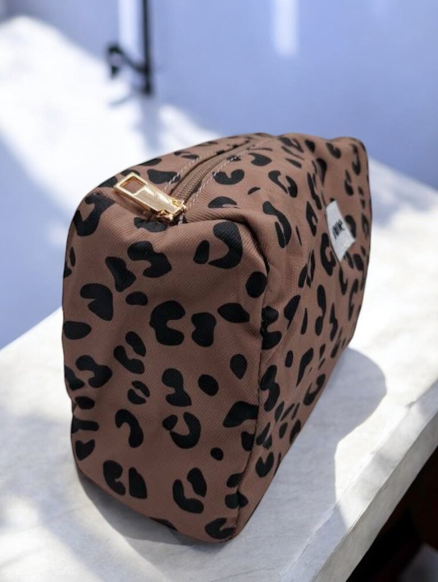 Pochette trousse en tissu imperméable marron motif léopard