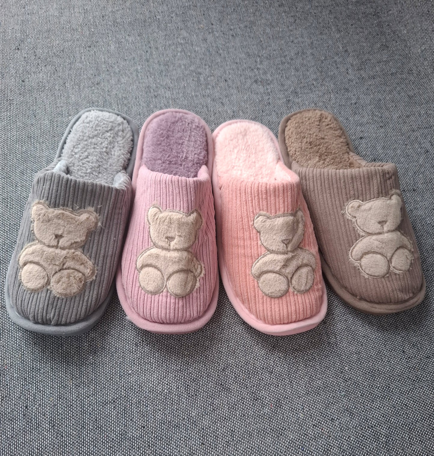 Chaussons fourrés gris en tissu avec motif ours beige