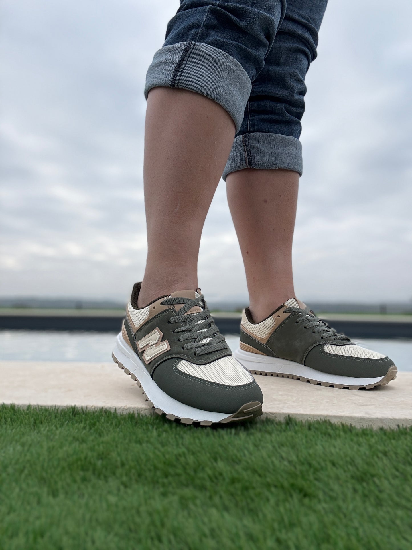 Chaussures baskets basses kaki et beige style sneakers new balance