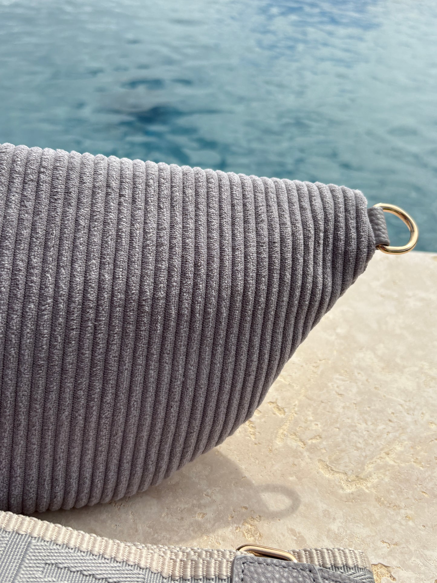 Sac banane velours côtelé 2 poches gris sangle fantaisie
