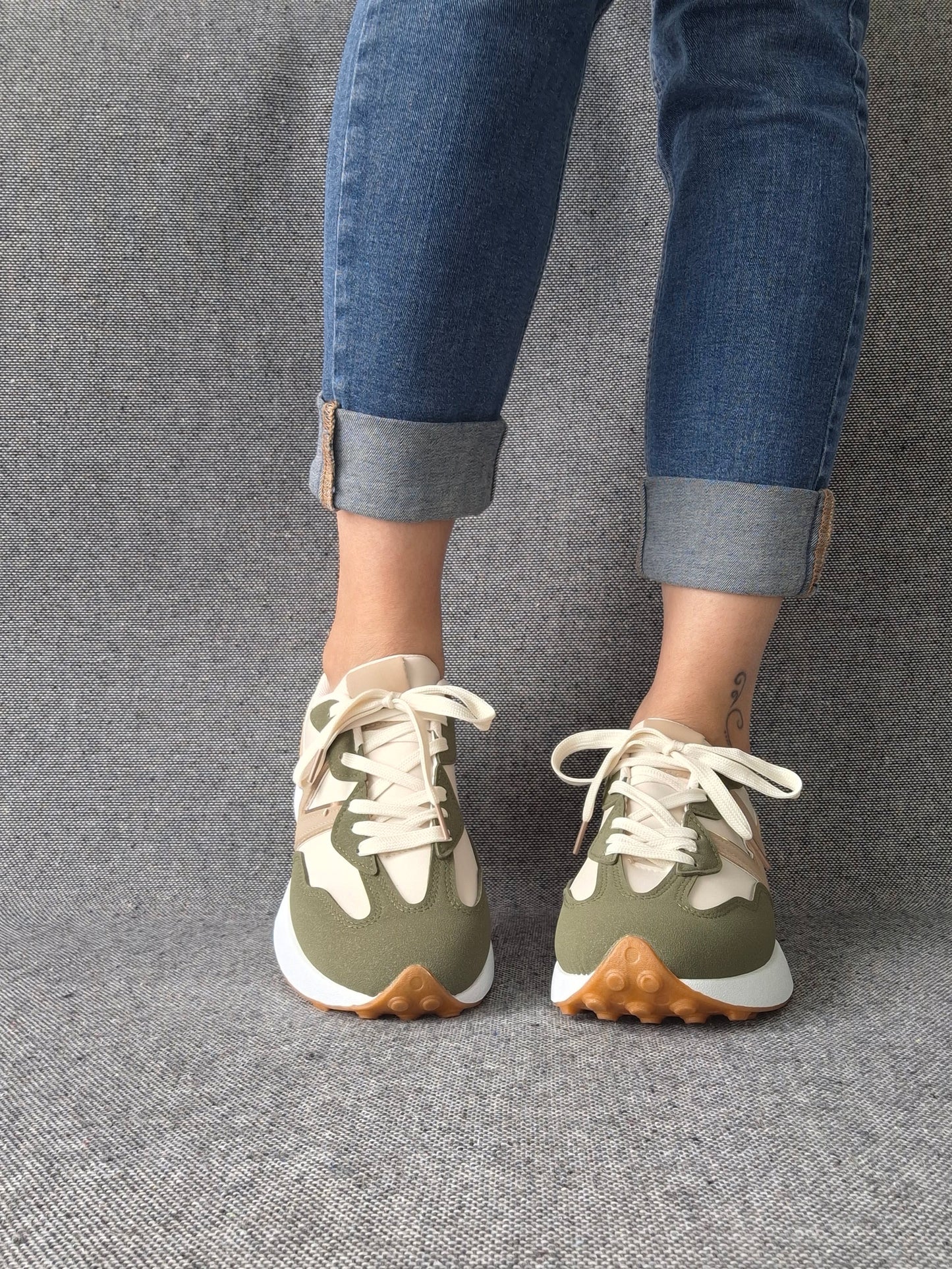 Chaussures baskets en tissu beige et kaki rehaussée par un motif taupe style sneakers