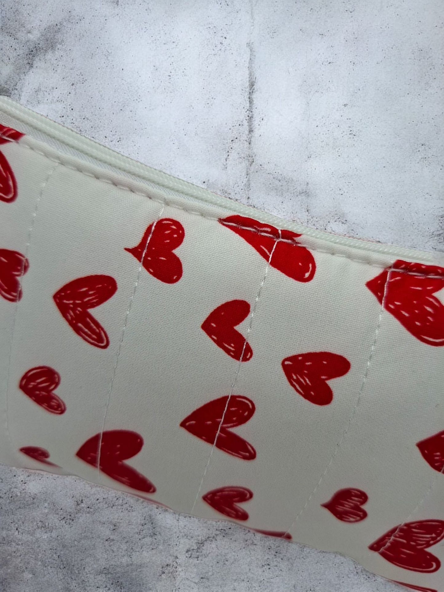Trousse en coton blanche avec inscription “Family love” à coeurs rouges
