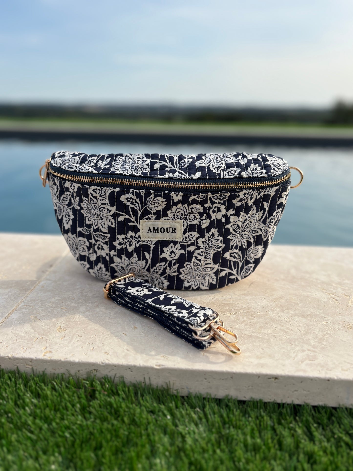 Sac banane coton matelassé liberty fleuri toile de jouy bleu marine et blanc