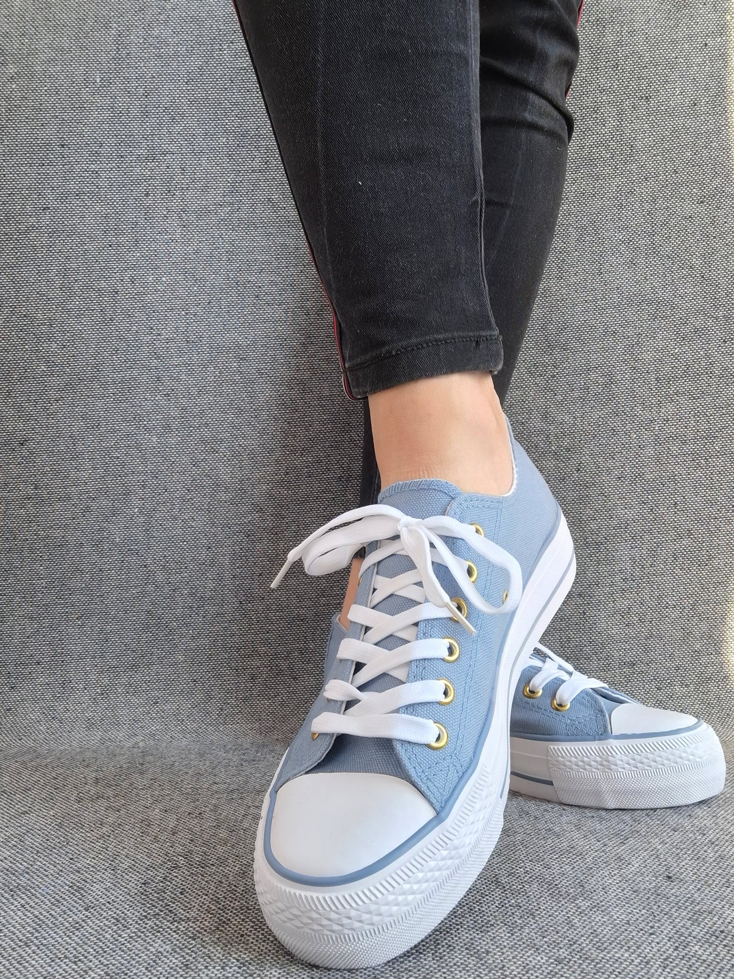 Chaussures baskets basses en toile bleu denim avec inscription “Amor” style converse