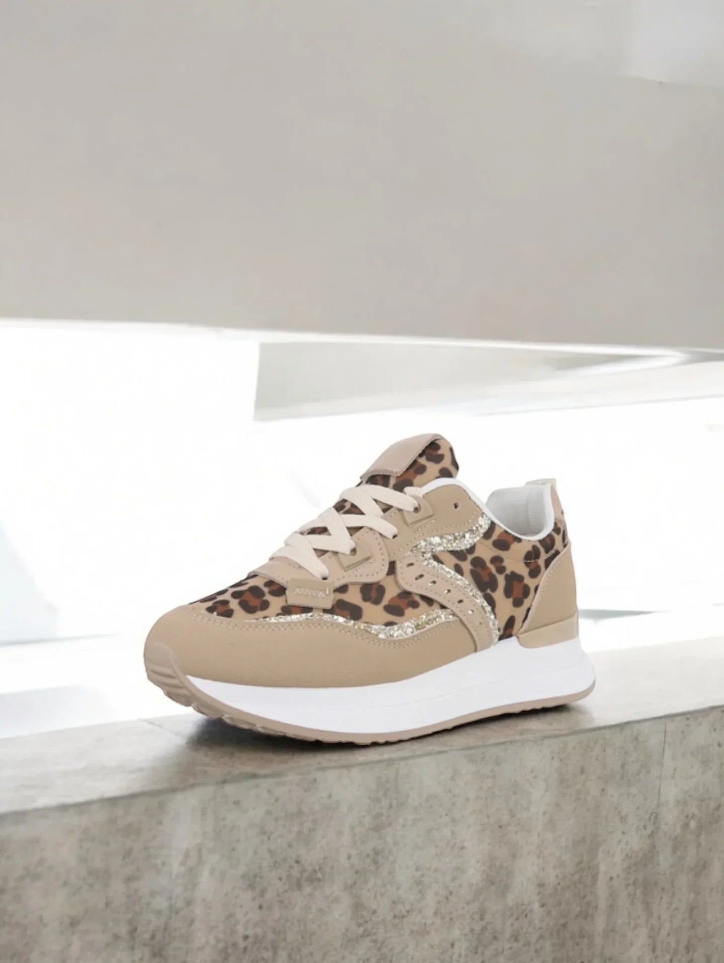 Chaussures baskets en tissu beige léopard avec une bande argentée pailletée style sneakers